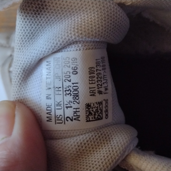 Adidas kids shoes good condition the laces are not discolored it's the light. - Picture 3 of 5